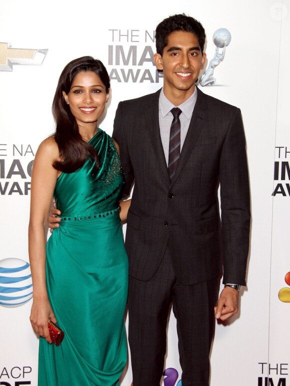 Freida Pinto et Dev Patel assistent à la 44e cérémonie des NAACP Image Awards au Shrine Auditorium. Los Angeles. Le 1er février 2013.