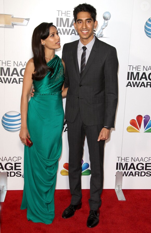Freida Pinto et Dev Patel assistent à la 44e cérémonie des NAACP Image Awards au Shrine Auditorium. Los Angeles. Le 1er février 2013.