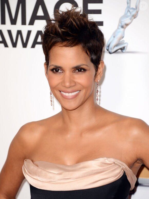 Halle Berry assiste à la 44e cérémonie des NAACP Image Awards au Shrine Auditorium. Los Angeles. Le 1er février 2013.