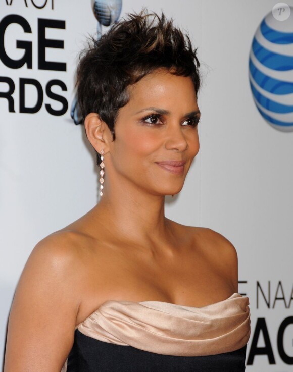 Halle Berry assiste à la 44e cérémonie des NAACP Image Awards au Shrine Auditorium. Los Angeles. Le 1er février 2013.
