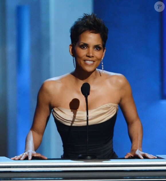 Halle Berry, ravissante lors des NAACP Image Awards au Shrine Auditorium pour remettre le prix de Meilleur Acteur à Denzel Washington absent. Los Angeles. Le 1er février 2013.