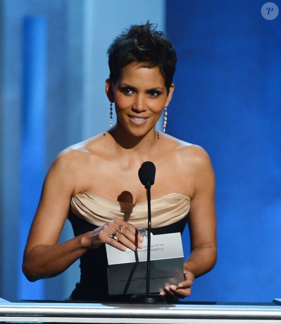 Halle Berry, ravissante lors des NAACP Image Awards au Shrine Auditorium pour remettre le prix de Meilleur Acteur à Denzel Washington absent. Los Angeles. Le 1er février 2013.