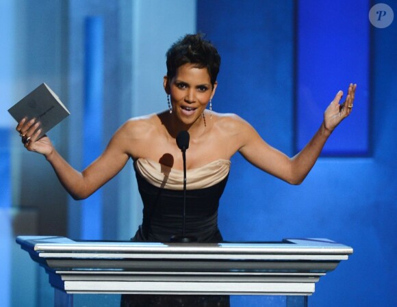 Halle Berry, ravissante lors des NAACP Image Awards au Shrine Auditorium pour remettre le prix de Meilleur Acteur à Denzel Washington absent. Los Angeles. Le 1er février 2013.