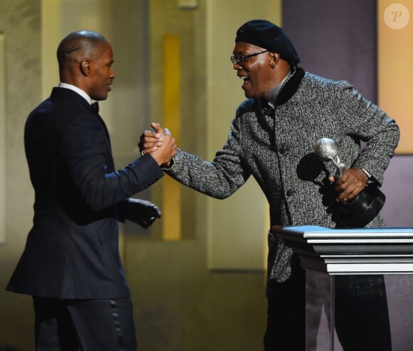 Jamie Foxx reçoit des mains de Samuel L. Jackson, son partenaire dans Django Unchained, l'award d'Artiste de l'Année lors des NAACP Image Awards au Shrine Auditorium. Los Angeles. Le 1er février 2013.