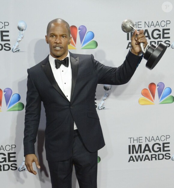 Jamie Foxx et son award d'Artiste de l'Année lors de la 44e cérémonie des NAACP Image Awards au Shrine Auditorium. Los Angeles. Le 1er février 2013.