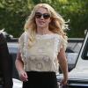 Britney Spears est apparue souriante et particulièrement bien habillée dimanche 27 janvier 2013. La chanteuse, redevenue célibataire, était avec une amie dans le quartier de Thousand Oaks.