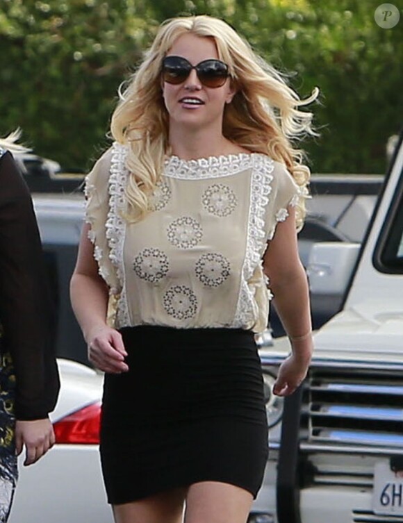 Britney Spears est apparue souriante et particulièrement bien habillée dimanche 27 janvier 2013. La chanteuse, redevenue célibataire, était avec une amie dans le quartier de Thousand Oaks.