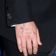 La main de Ben Affleck portant un "tag" de ses enfants, lors de la remise des Directors Guild of America Awards à Los Angeles le 2 février 2013