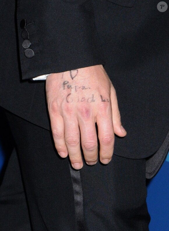 La main de Ben Affleck portant un "tag" de ses enfants, lors de la remise des Directors Guild of America Awards à Los Angeles le 2 février 2013