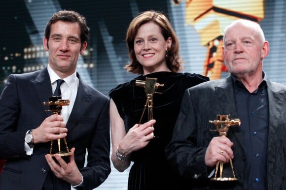 Clive Owen, Sigourney Weaver et Joe Cocker lors des Golden Camera Awards (Goldene Kamera Awards) à Berlin le 2 février 2013