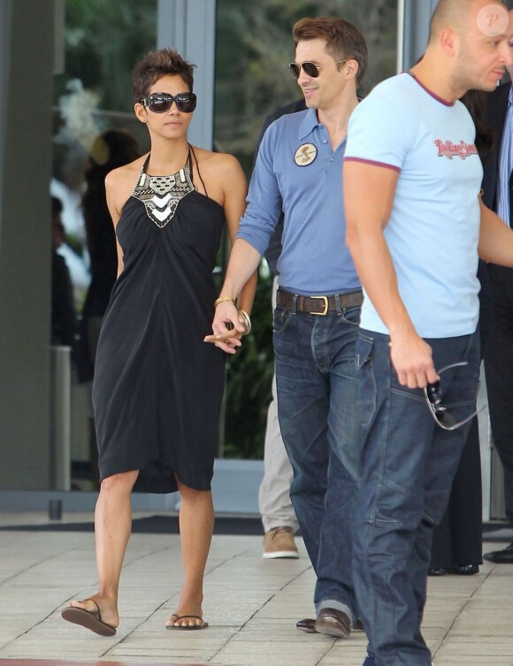 Les deux amoureux Halle Berry et Olivier Martinez quittent leur hôtel à Miami. Le 2 février 2013.