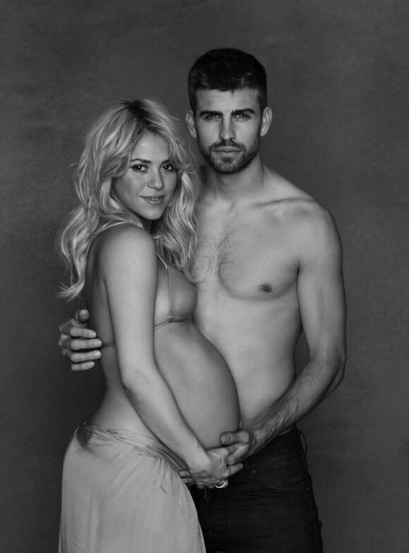 Shakira enceinte et Gerard Piqué prennent la pose sur une photo en noir et blanc postée sur le compte Twitter de la chanteuse le 16 janvier 2012