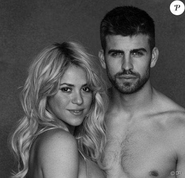 Shakira enceinte et Gerard Piqué prennent la pose sur une photo en noir et blanc postée sur le compte Twitter de la chanteuse le 16 janvier 2012