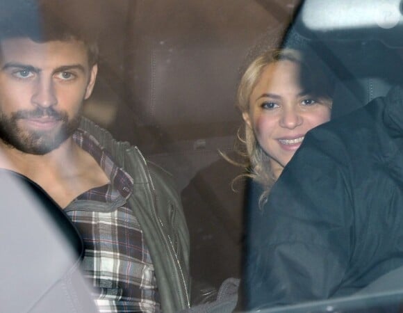 Les stars Shakira et Gerard Piqué quittent la maternité de la clinique Teknon de Barcelone pour rentrer chez eux avec leur fils Milan, le 27 Janvier 2013.
