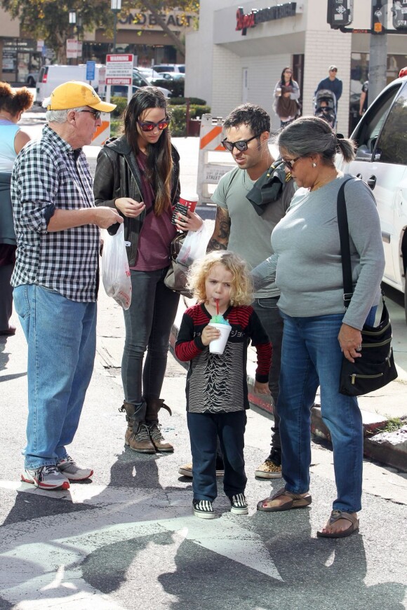 Pete Wentz en famille avec sa chérie Meagan Camper, son fils Bronx et ses parents, passent le dimanche en famille au Farmers Market. Los Angeles, le 18 novembre 2012.