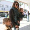 Jessica Alba, et ses filles Honor et Haven se rendent dans un Starbucks à Beverly Hills, le 26 janvier 2013.