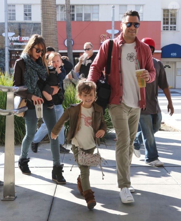 Jessica Alba, Cash Warren et leurs filles Honor et Haven dans les rues de Beverly Hills, le 26 janvier 2013.