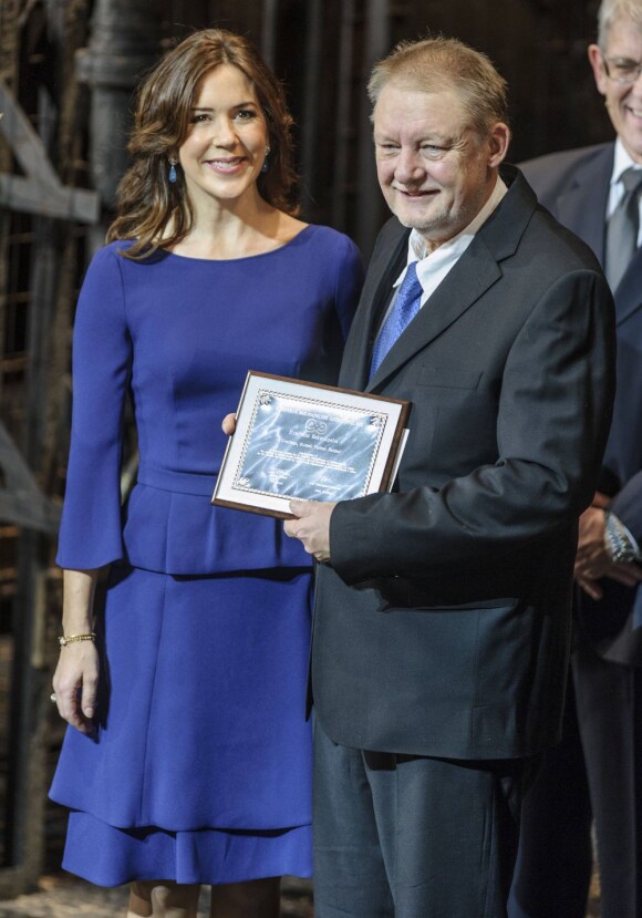 La princesse Mary de Danemark présidait le 4 février 2013 la cérémonie de remise du Prix d'honneur de la Société danoise du cancer au Dr. Torben Palshof, à l'Opéra de Copenhague.