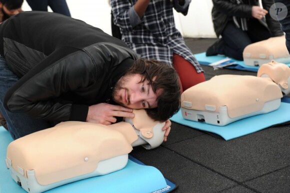 Sinclair et les candidats de la Nouvelle Star, Sophie-Tith, Florian, Philippe, Julie et Flo ont suivi la formation Life Priority, à Paris, le 31 janvier 2013 - Philippe en plein massage cardiaque.