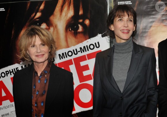 Miou-Miou et Sophie Marceau tout sourire lors de l'avant-première du film Arrêtez-moi de Jean-Paul Lilienfeld au cinéma UGC Les Halles à Paris le 5 février 2013.