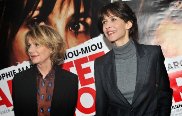 Miou-Miou et Sophie Marceau face aux photographes à l'avant-première du film Arrêtez-moi de Jean-Paul Lilienfeld au cinéma UGC Les Halles à Paris le 5 février 2013.
