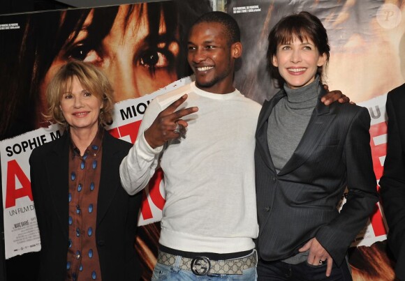 Miou-Miou, Yann Ebongé et Sophie Marceau sont complices lors de l'avant-première du film Arrêtez-moi de Jean-Paul Lilienfeld au cinéma UGC Les Halles à Paris le 5 février 2013.