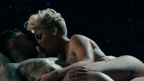 Pink et Carey Hart à moitié nus et câlins dans 'Just Give Me A Reason', le clip
