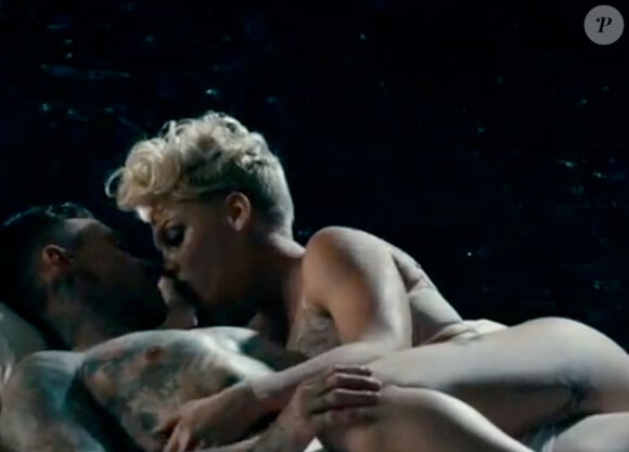 Pink dans son clip "Just Give Me A Reason" en compagnie de Carey Hart, février 2013.