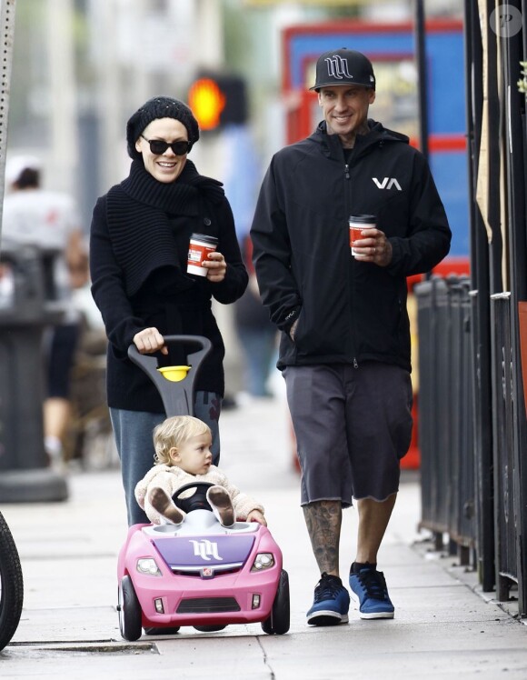 Exclusif - Pink et son mari Carey Hart se promènent avec leur fille Willow dans les rues de Los Angeles, le 17 novembre 2012.