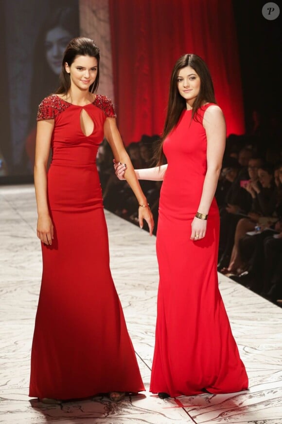 Les soeurs cadettes de la famille Kardashian Kendall et Kylie Jenner participent au défilé Red Dress Collection 2013 de la National Institutes of Health et de son programme The Hearth Truth au Hammerstein Ballroom. New York, le 6 février 2013.
