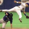 Todd Helton, star des Colorado Rockies, défendant sur Jose Vidro des Expos de Montréal en 2000.