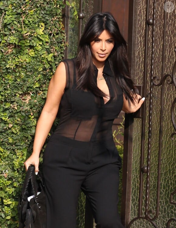 Kim Kardashian, enceinte, quitte son domicile et se dirige vers l'aéroport. Los Angeles, le 7 février 2013.