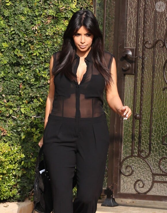 Kim Kardashian surprise à la sortie de son domicile, se dirige vers l'aéroport. Los Angeles, le 7 février 2013.