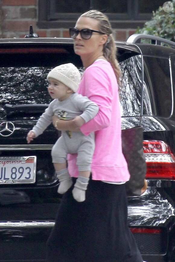 Molly Sims et son fils Brooks à Los Angeles, le 7 février 2013.