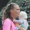 Molly Sims et son fils Brooks à Los Angeles, le 7 février 2013.