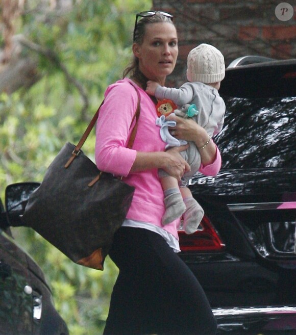 Molly Sims, maman détendue avec le petit Brooks à Los Angeles, le 7 février 2013.