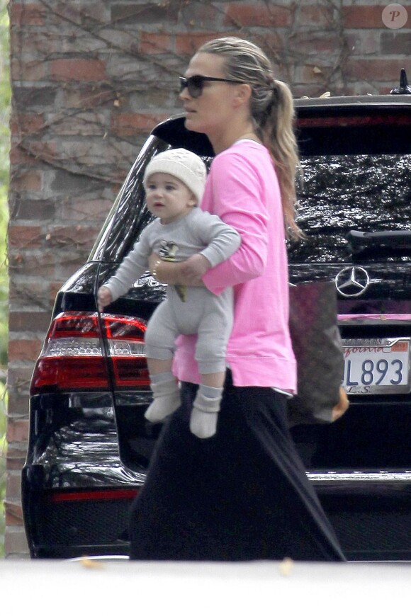 Molly Sims et son fils Brooks (6 mois) à Los Angeles, le 7 février 2013.