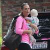 Molly Sims et son fils Brooks dans les rues de Los Angeles, le 7 février 2013.