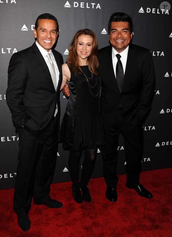 Le maire de Los Angeles, Antonio Villaraigosa, Alyssa Milano et George Lopez à la soirée L.A. Music Industry organisée par Delta Airlines à Los Angeles, le 7 février 2013.