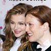 Chloë Grace Moretz et sa partenaire dans Carrie, Julianne Moore, lors du dixième anniversaire de Teen Vogue à l'Aeropostale de New York, le 7 février 2013.