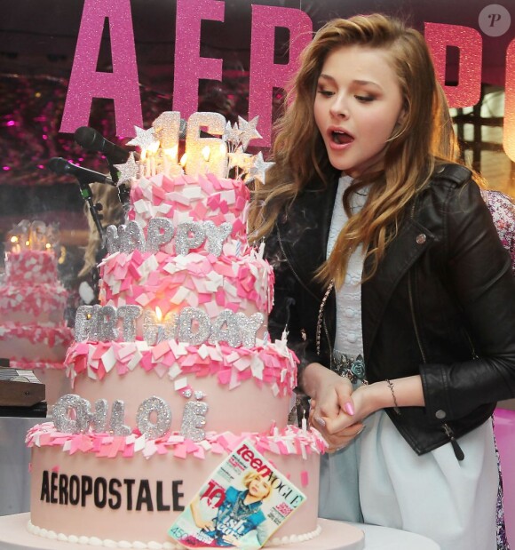 Chloë Grace Moretz, bientôt 16 ans, souffle sur son gâteau d'anniversaire lors de la soirée Teen Vogue à l'Aeropostale de New York, le 7 février 2013.