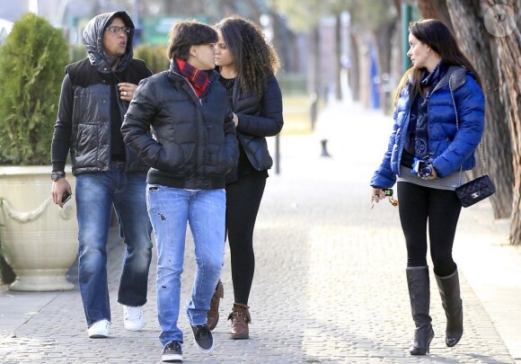 L'ancienne star du ballon rond Roberto Carlos profite d'une jounée en famille à Madrid, le 7 février 2013 avec ses filles et sa compagne