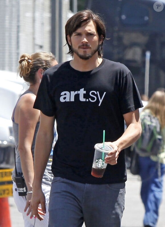 Ashton Kutcher sur le tournage du film jOBS en Californie, le 22 juin 2012.
