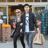 Paris Hilton et son compagnon River Viiperi sont allés faire quelques courses pour remplir leur frigo, à Los Angeles, le 7 février 2013.