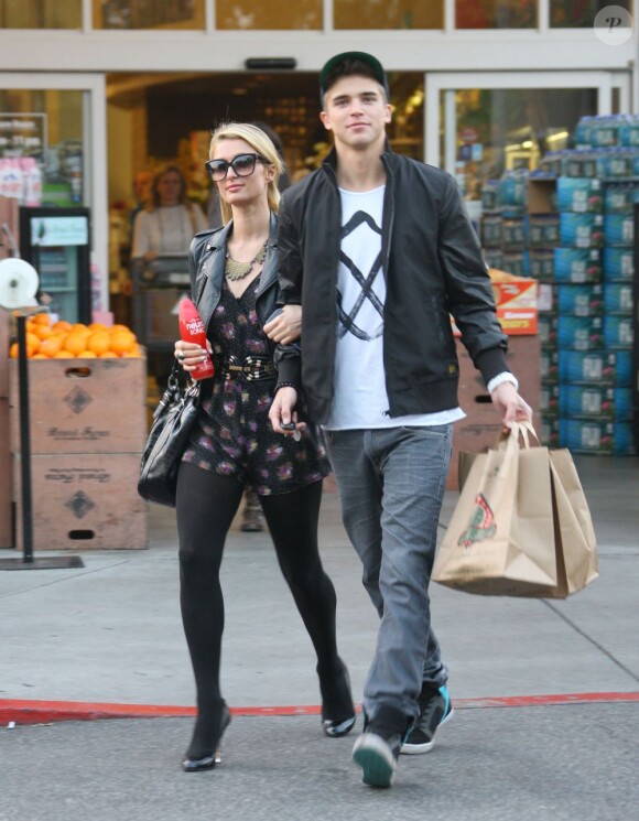 Paris Hilton et son compagnon River Viiperi sont allés faire quelques courses pour remplir leur frigo, à Los Angeles, le 7 février 2013.