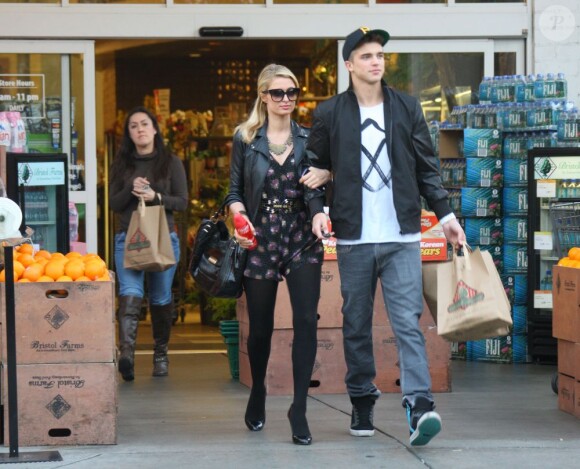 Paris Hilton et son compagnon River Viiperi sont allés faire quelques courses pour remplir leur frigo, à Los Angeles, le 7 février 2013.