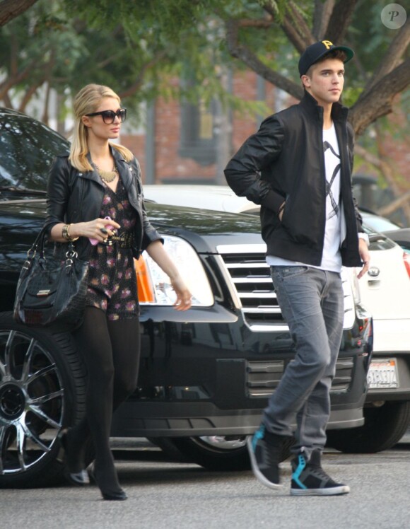 Paris Hilton et son compagnon River Viiperi sont allés faire quelques courses pour remplir leur frigo, à Los Angeles, le 7 février 2013.