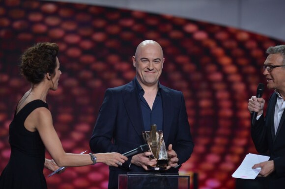 Dominique A remporte le trophée de l'artiste interprète masculin lors des Victoires de la Musique, sur France 2 le 8 février 2013.