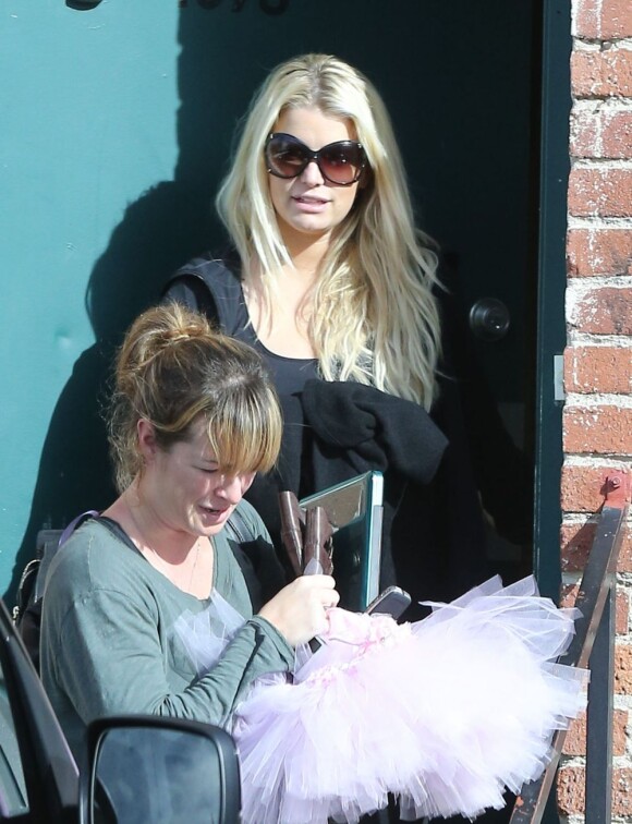 La star Jessica Simpson très enceinte à Los Angeles, le 8 février 2013.