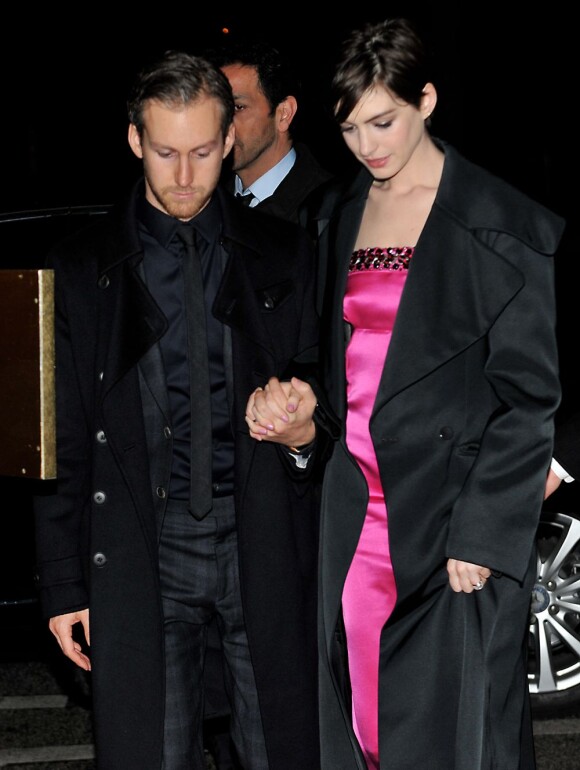 Anne Hathaway et son mari Adam Shulman à Paris le 6 Fevrier 2013.